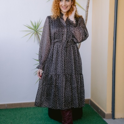 Vestido midi preto de bolinhas com mangas transparentes e botas vinho