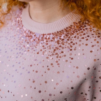 Casaco rosa claro com lantejoulas e decote redondo