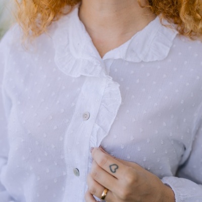 Camisa branca com bolinhas em relevo e folhos