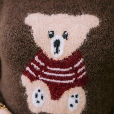 Camisola castanha com desenho felpudo de urso cor de rosa com camisola às riscas vermelhas e brancas