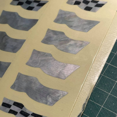 Folha de autocolantes com bandeiras de corrida e formas cinzentas metalizadas