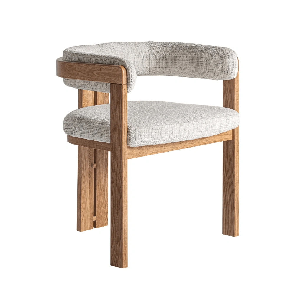 Cadeira estofada bege com braços em carvalho Sedzere Cadeira de madeira clara com estofado cinza e braços curvos