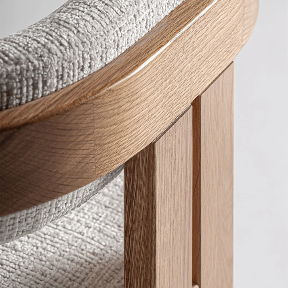 Cadeira estofada bege com braços em carvalho Sedzere Cadeira com estrutura de madeira clara e assento cinzento texturizado