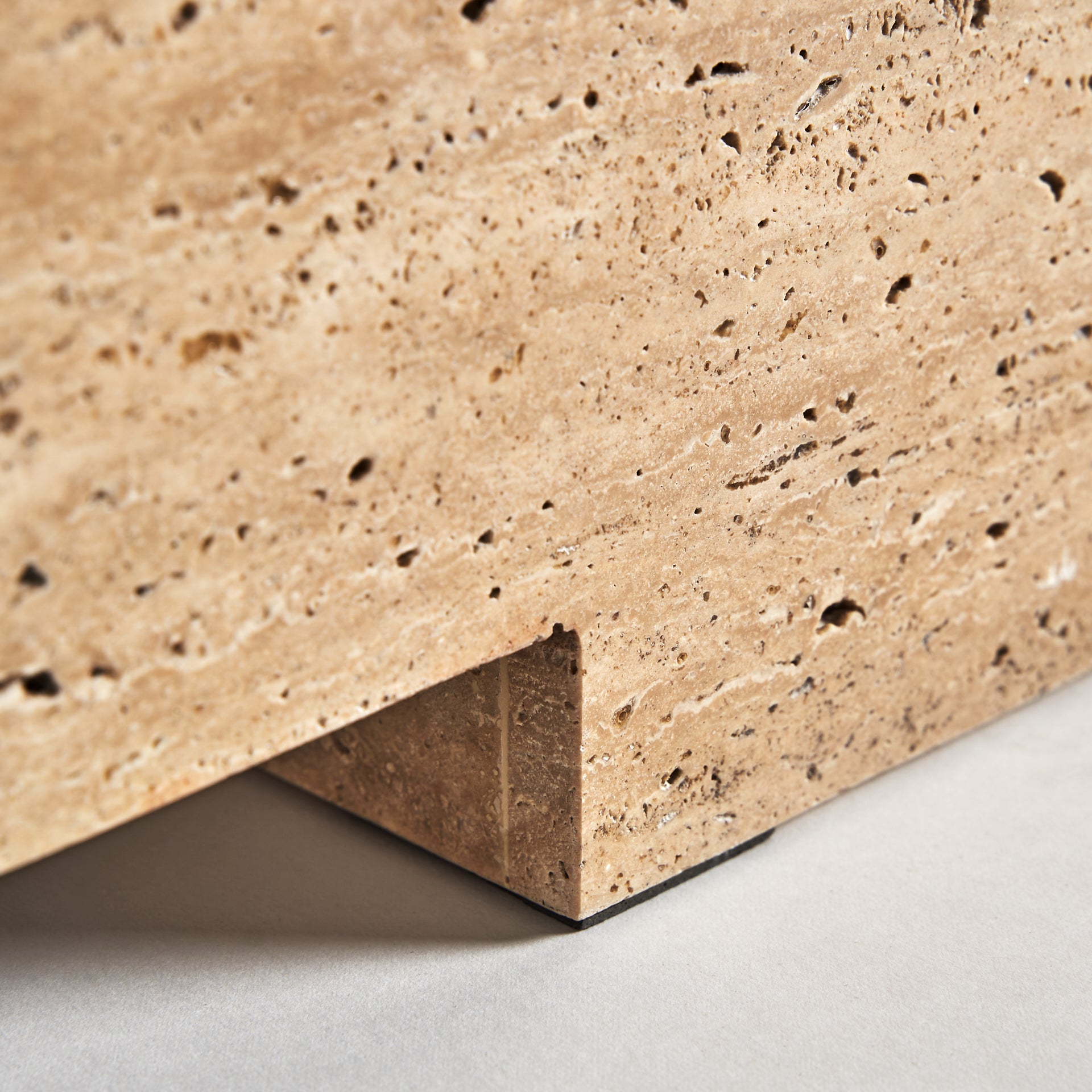 Mesa de centro Norddal, travertino, 96x56 Base de móvel em pedra travertino com textura natural castanha