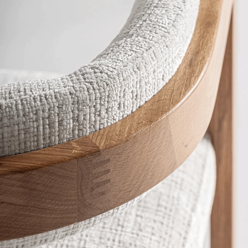 Cadeira estofada bege com braços em carvalho Sedzere Cadeira com estrutura de madeira clara e estofos brancos texturizados