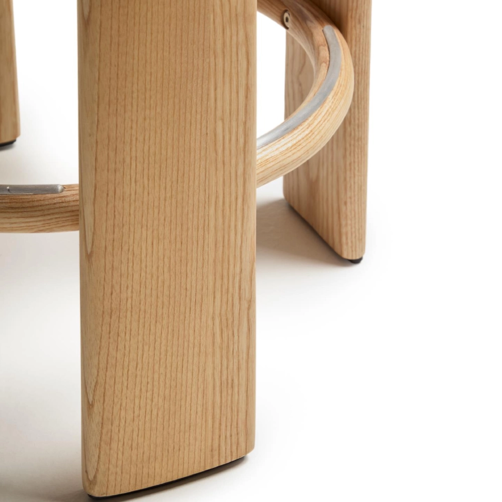 Banco alto madeira de freixo estofado bege Grani Pernas de móvel em madeira clara com suporte curvo