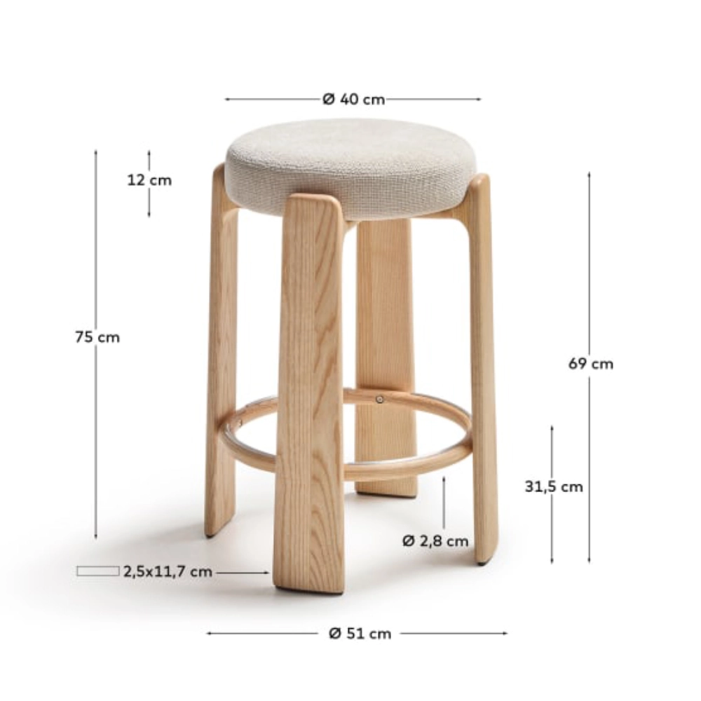 Banco alto madeira de freixo estofado bege Grani Banco alto de madeira clara com assento redondo estofado bege e dimensões em cm