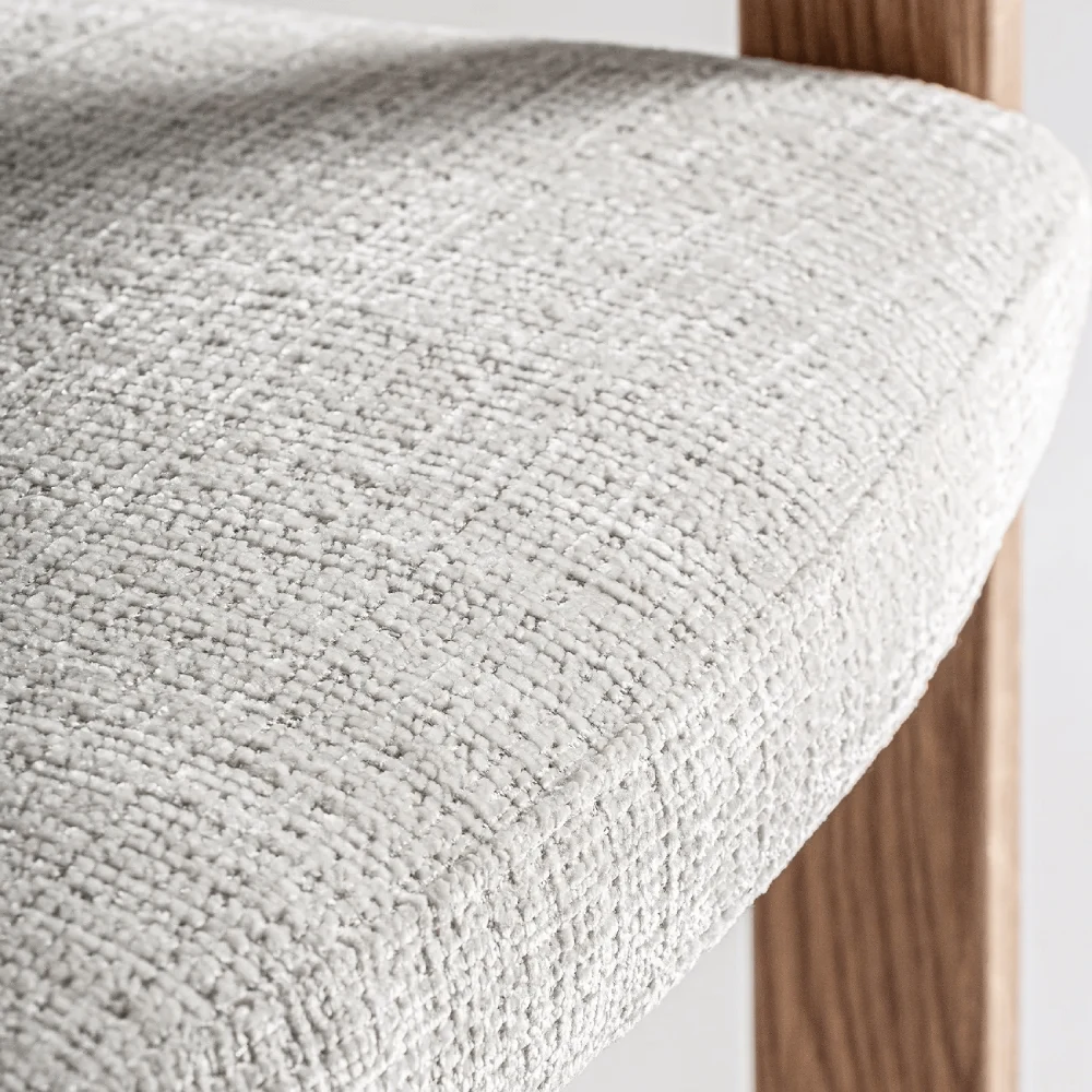 Cadeira estofada bege com braços em carvalho Sedzere Assento estofado bege claro com textura, estrutura de madeira clara