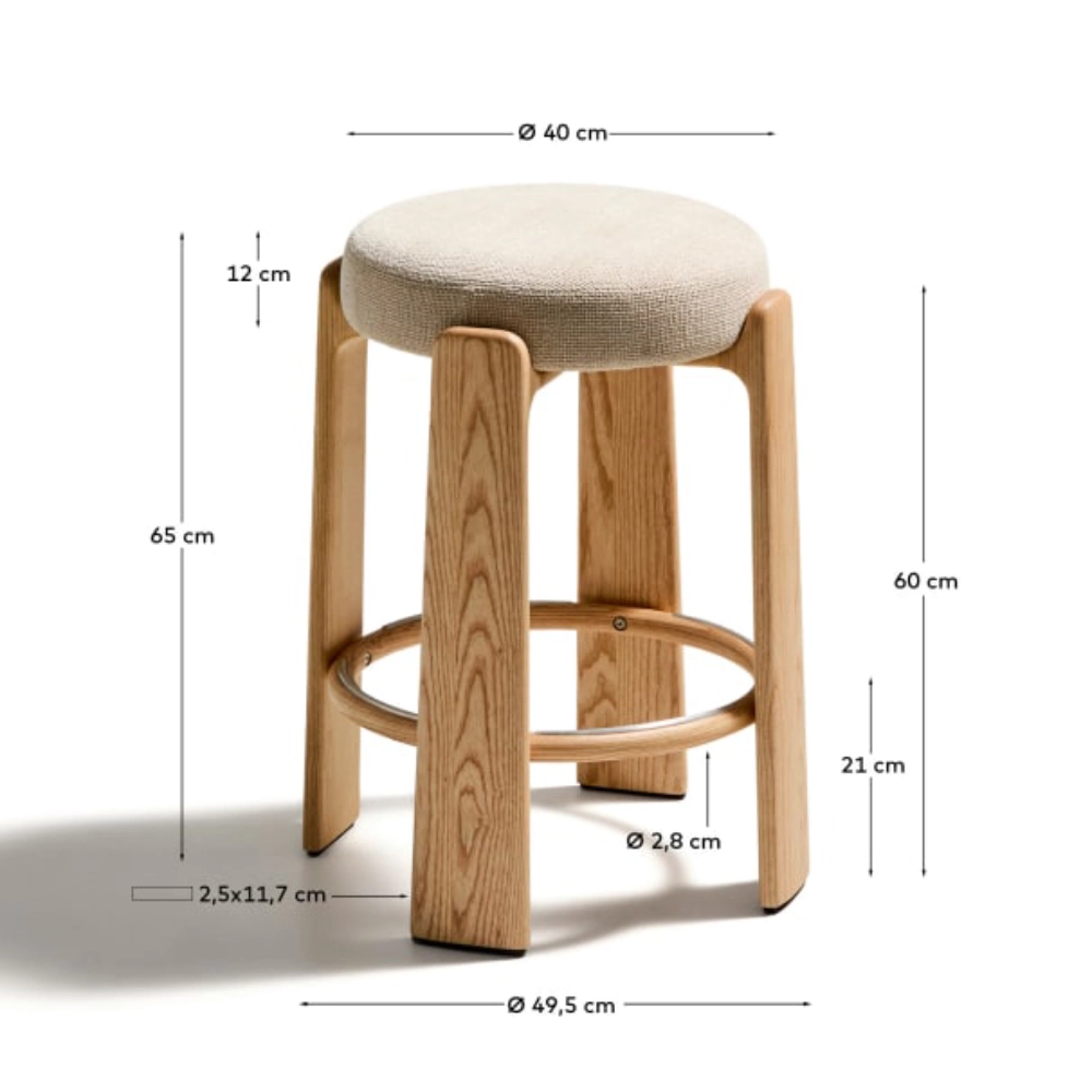 Banco alto madeira de freixo estofado bege Grani Banco redondo estofado bege com estrutura de madeira clara e anel de apoio para os pés.