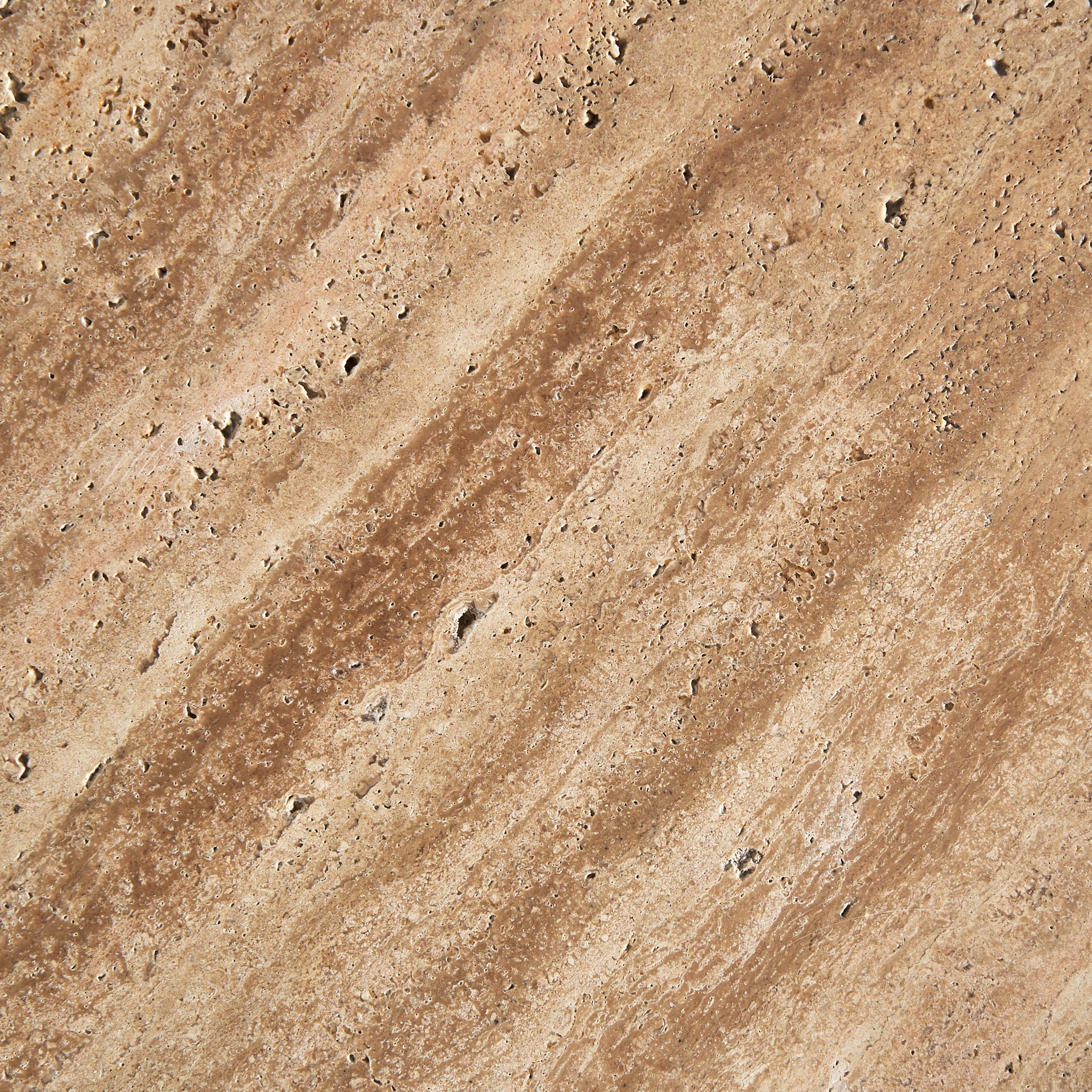 Mesa de centro Norddal, travertino, 96x56 Superfície de pedra travertino castanha e bege com textura e buracos naturais