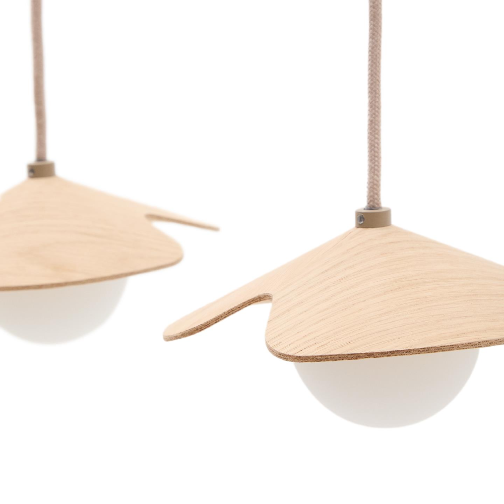 Candeeiro de teto em madeira e bolas de vidro branco Wilas Candeeiros pendentes em madeira clara com lâmpadas de vidro fosco.