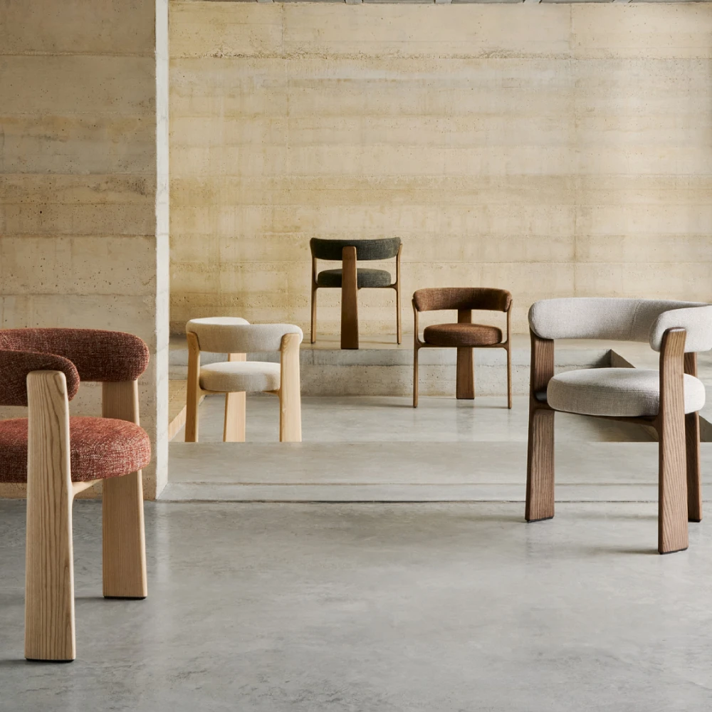 Cadeira com braços madeira freixo estofada Grani Cadeira com braços madeira freixo estofada Grani