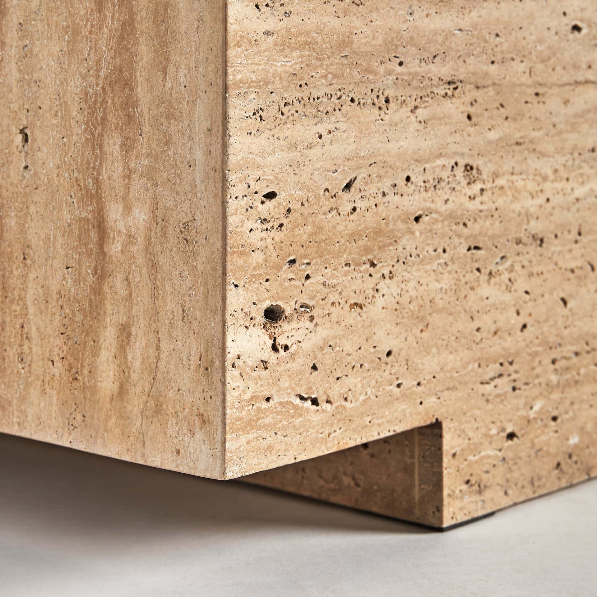 Mesa de centro Norddal, travertino, 96x56 Canto inferior de peça em pedra travertino clara com textura natural