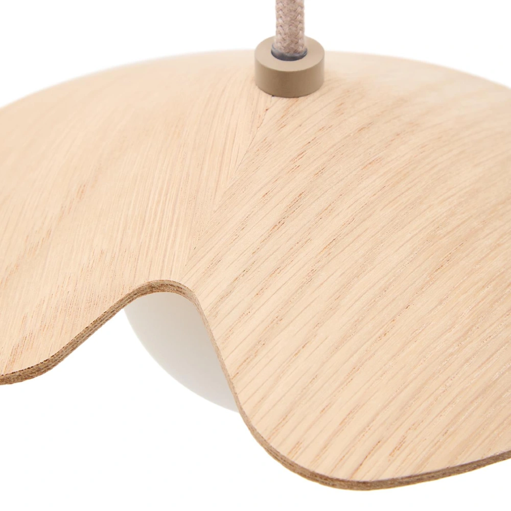 Candeeiro de teto em madeira e bolas de vidro branco Wilas Abajur pendente com cúpula ondulada de madeira clara e cabo têxtil bege