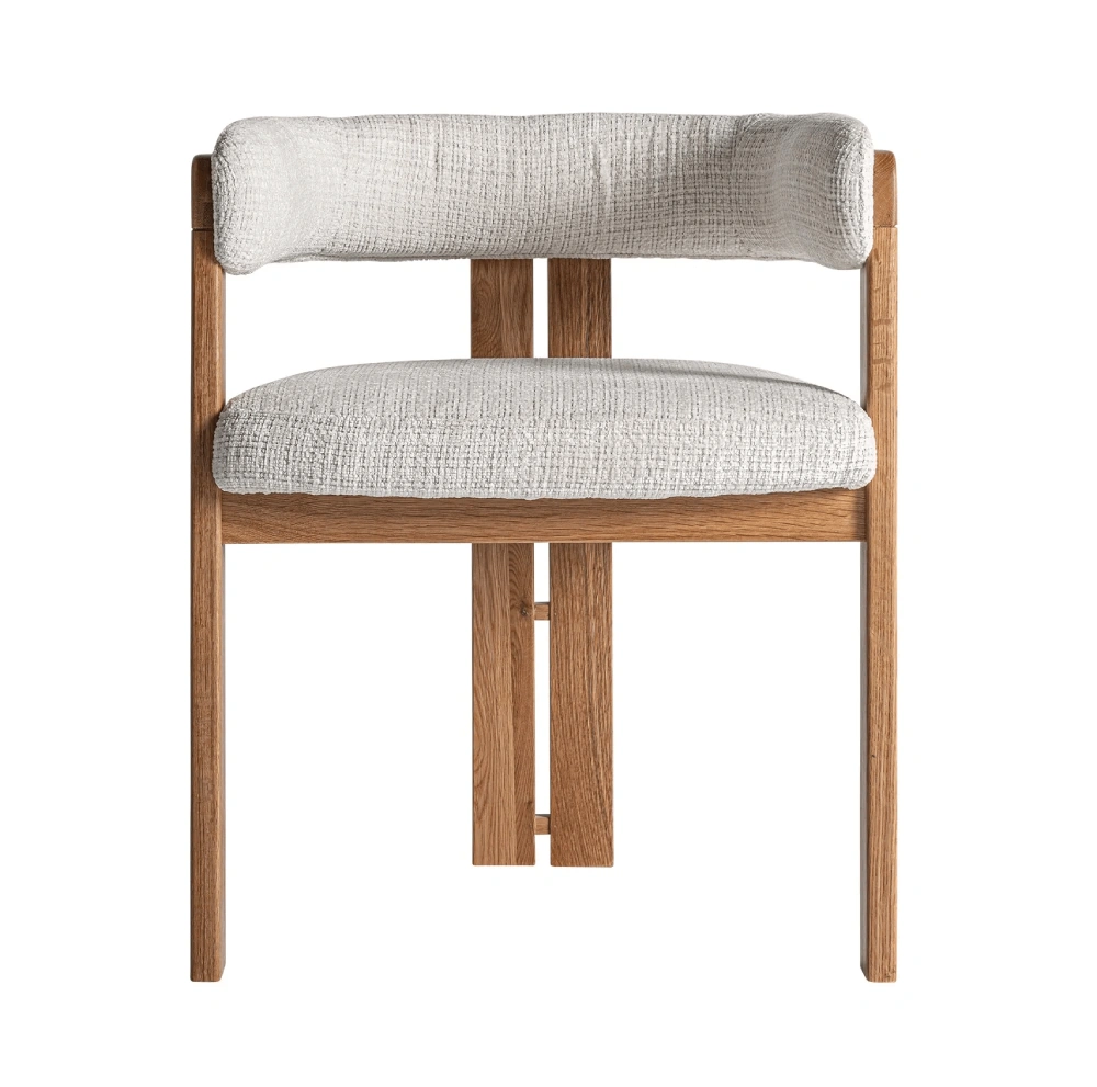Cadeira estofada bege com braços em carvalho Sedzere Cadeira de madeira clara com assento e encosto estofados brancos texturados