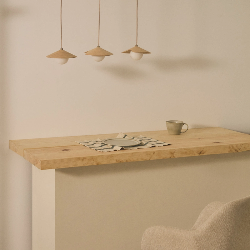 Candeeiro de teto em madeira e bolas de vidro branco Wilas Mesa de madeira com pratos e candeeiros pendentes de madeira