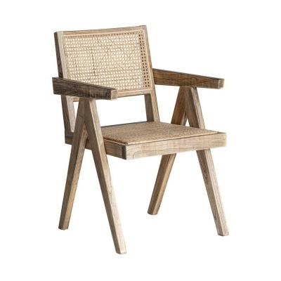 Cadeira de madeira clara com assento e encosto em palhinha