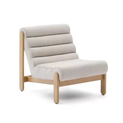 Cadeirão estofado bege em madeira carvalho Magui