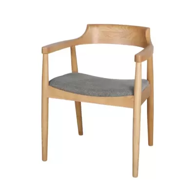 Cadeira estofada cinza com braços em madeira Amanda