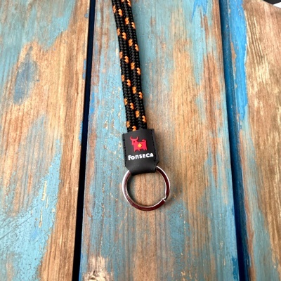 Chaveiro de corda preta com pontos laranja e argola metálica