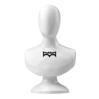 Colar com pendente preto em forma de coroa em busto branco.