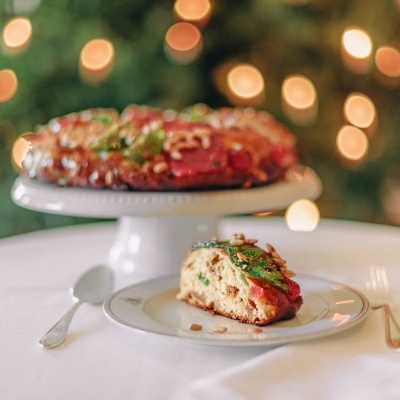 Fatia de tarte doce com recheio colorido e pinhões