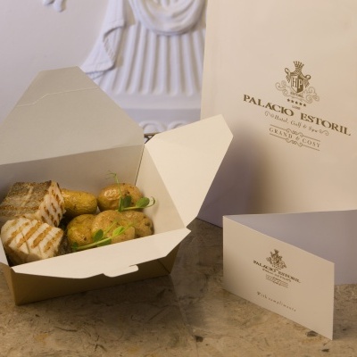 Caixa branca com lancheiras e saco de papel do hotel PALÁCIO ESTORIL