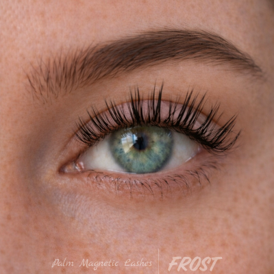 Olho com pestanas longas e texto Palm Magnetic Lashes FROST