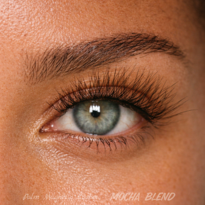 Close-up de um olho castanho claro com pestanas longas e sobrancelha natural.