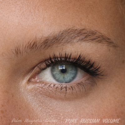 Close-up de um olho feminino com pestanas longas e volumosas pretas