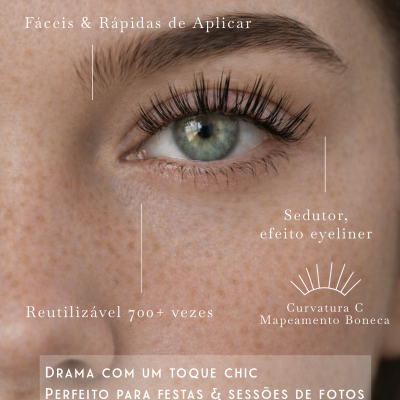 Olho com pestanas postiços pretos e pele com sardas em fundo neutro.