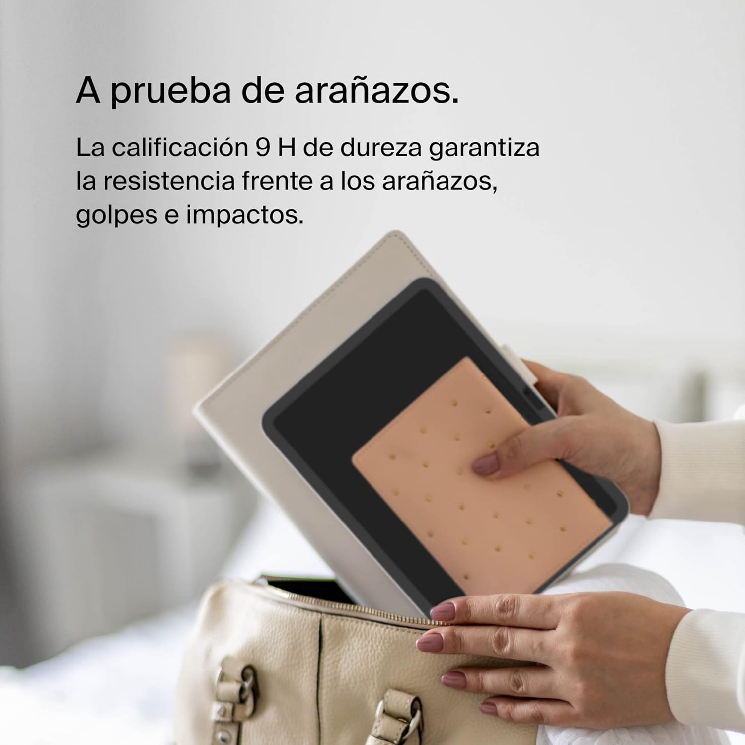 Película de Protecção de Ecrã em Vidro Temperado Belkin ScreenForce para iPad 10.9" Pessoa a guardar tablet com capa bege em saco bege, texto em espanhol acima