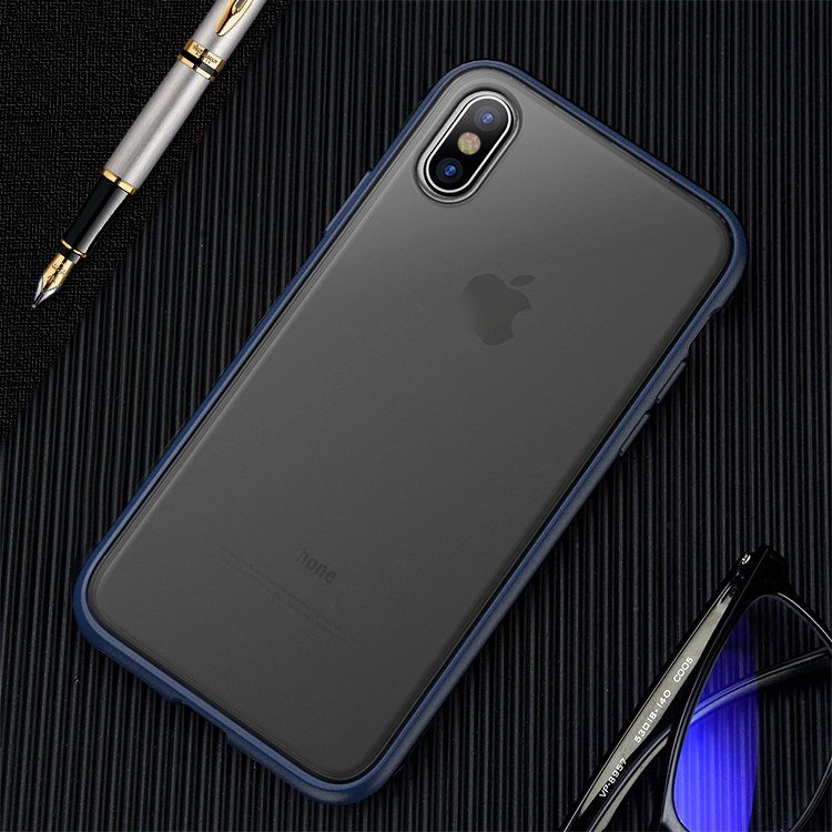 iPhone X/XS Capa Transparente Mate iPaky Cucorolis Smartphone com capa protetora azul escuro transparente sobre superfície preta ao lado de caneta e óculos