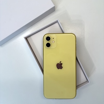 Smartphone Apple iPhone amarelo na caixa branca aberta