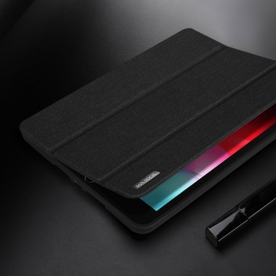 Capa protetora preta para tablet com textura têxtil aberta com tablet e caixa preta ao lado