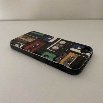 Capa de smartphone com padrão de cassetes coloridas sobre superfície branca