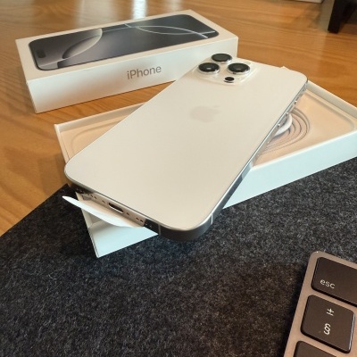 Apple iPhone 16 Pro Max - Titânio branco (de Ocasião)