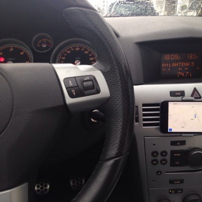Painel e volante de carro com rádio e telemóvel em suporte