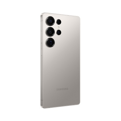 Smartphone Samsung prateado com quatro câmaras traseiras e flash.