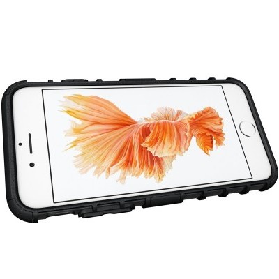 Smartphone branco com capa protetora preta e imagem de peixe laranja no ecrã