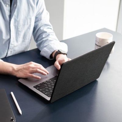 Capa Spigen Urban Fit para MacBook Pro