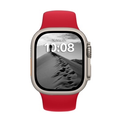 Relógio inteligente com bracelete vermelha e ecrã quadrado a mostrar dunas e hora