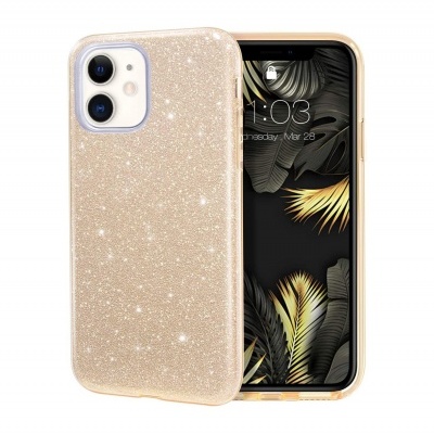 Capa de telemóvel dourada com brilho e smartphone com ecrã ligado a mostrar data e hora