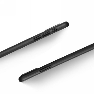 Capa protetora preta para smartphone com botões em relevo