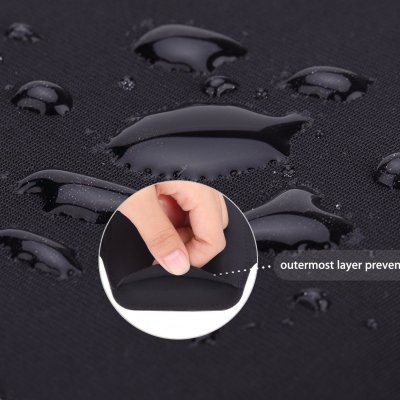 Superfície preta com gotas de água e destaque da camada externa do material