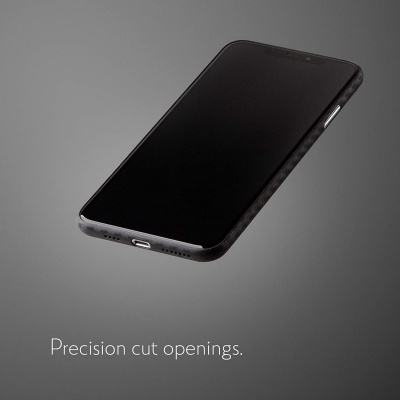 Smartphone preto com capa protetora texturizada e texto 'Precision cut openings'