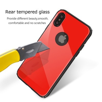 Capa de telemóvel vermelha com vidro temperado a ser testada com uma faca