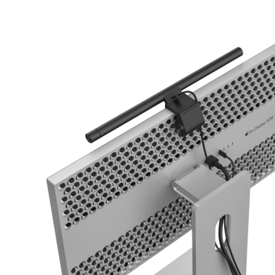 Barra preta montada na parte superior traseira de monitor cinzento perfurado com cabos pretos