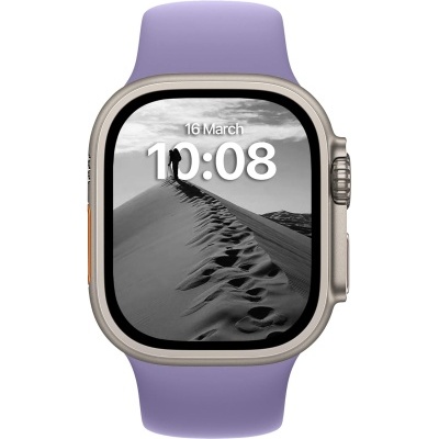 Relógio inteligente com bracelete roxa e ecrã mostrando data, hora e imagem de dunas