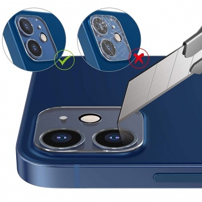 Smartphone azul com duas câmaras traseiras e faca a apontar para uma lente.